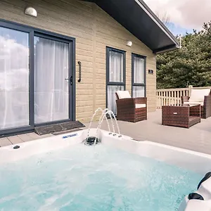 Ashworth With Hot Tub Holiday home Barmby on the Moor
